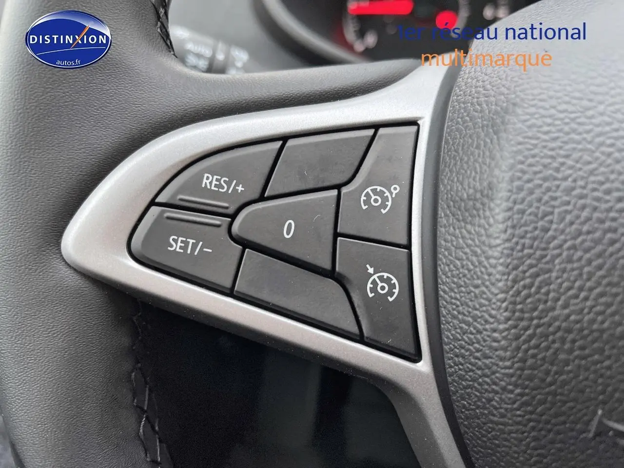 Gros plan sur les commandes de régulateur de vitesse au volant d’un Dacia Jogger blanc 2025.