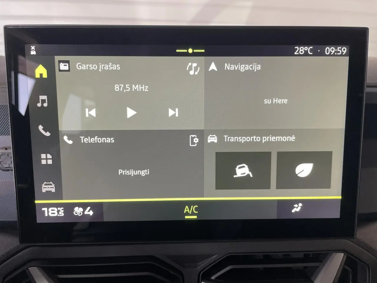 Écran tactile central 10 pouces du Dacia Duster beige, affichant navigation et options multimédia.