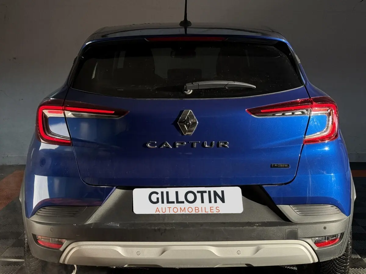 Vue arrière du Renault Captur bleu 2024 avec feux LED et logo E-Tech sur hayon.