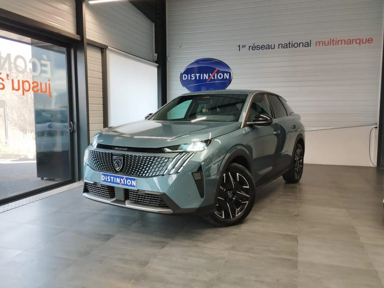 Peugeot 3008 hybride bleu azur en 3/4 avant droit dans un showroom avec calandre distinctive et jantes noires.