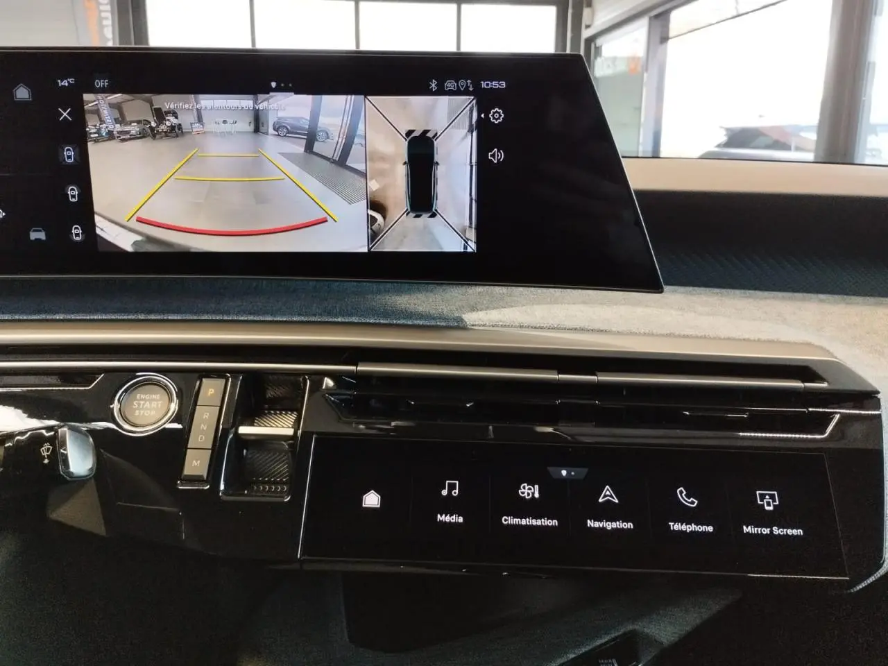 Vue rapprochée de l’écran incurvé et flottant du tableau de bord du Peugeot 3008 Bleu Azul avec commandes tactiles.