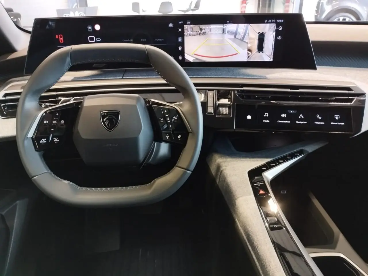 Vue intérieure du tableau de bord du Peugeot 3008 2025 avec volant compact et double écran HD incurvé flottant.