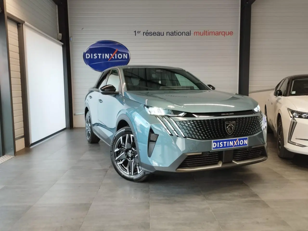 Peugeot 3008 hybride bleu Azur en 3/4 avant droit avec calandre noire et jantes alliage 19 pouces diamantées.