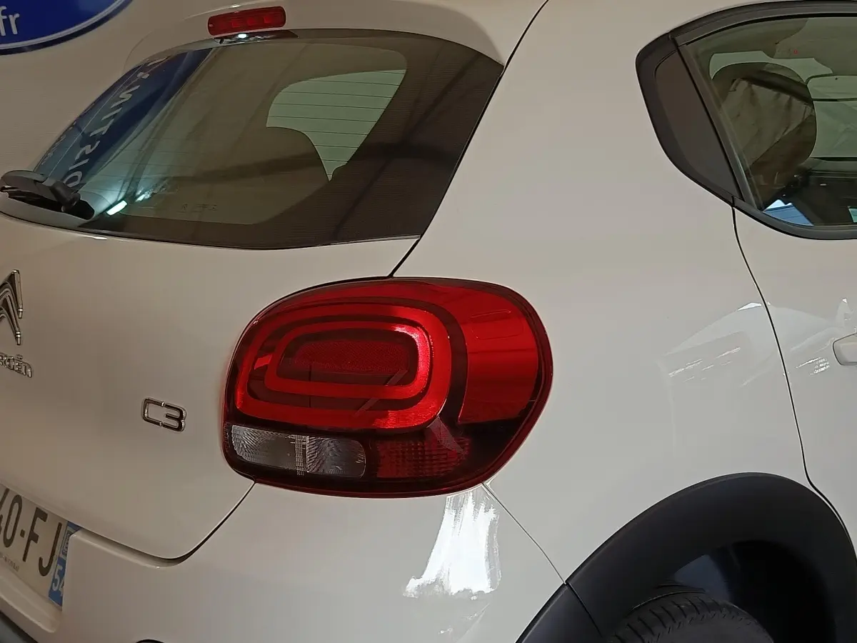 Vue arrière droite d'une Citroën C3 blanche de 2020, avec feu arrière rouge et logo C3 visible.