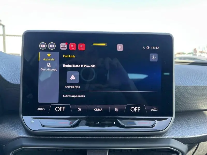 Écran tactile central du tableau de bord du SEAT LEON ST 2025 affichant la connectivité Android Auto.