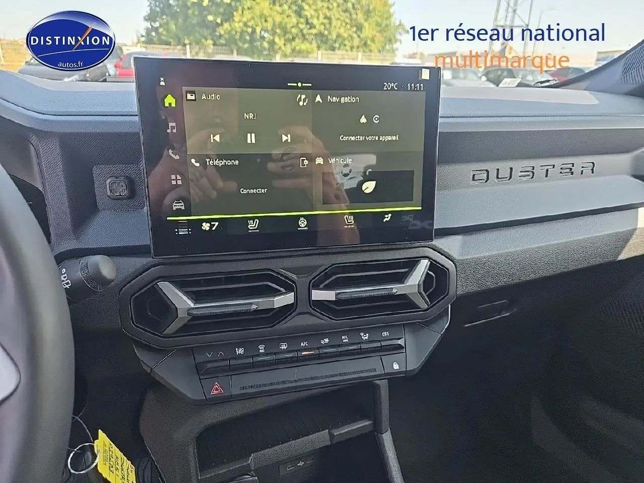 Tableau de bord du Dacia Duster 2025 avec écran tactile central et inscription DUSTER sur la planche de bord.