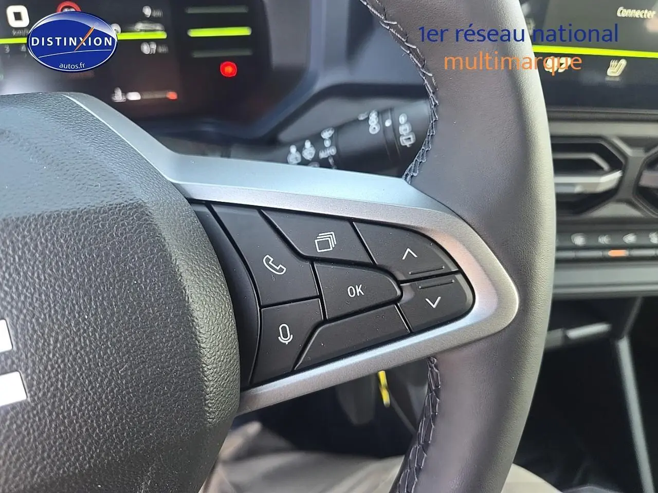 Gros plan sur les commandes multifonctions à droite du volant du Dacia Duster 2025, intérieur moderne noir.