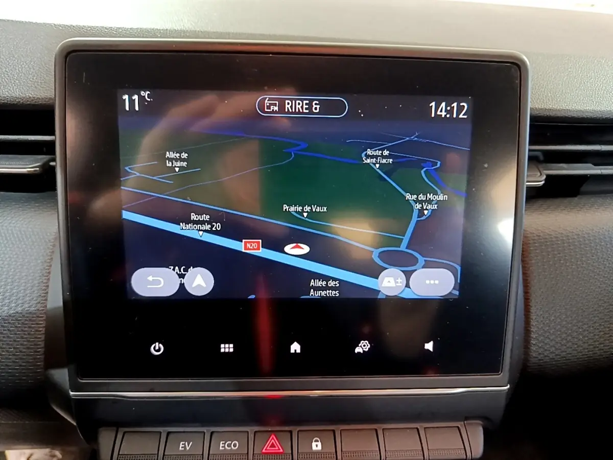 Écran tactile central de navigation 3D affichant une carte, intérieur noir du Renault Clio Business E-TECH 140 gris foncé.