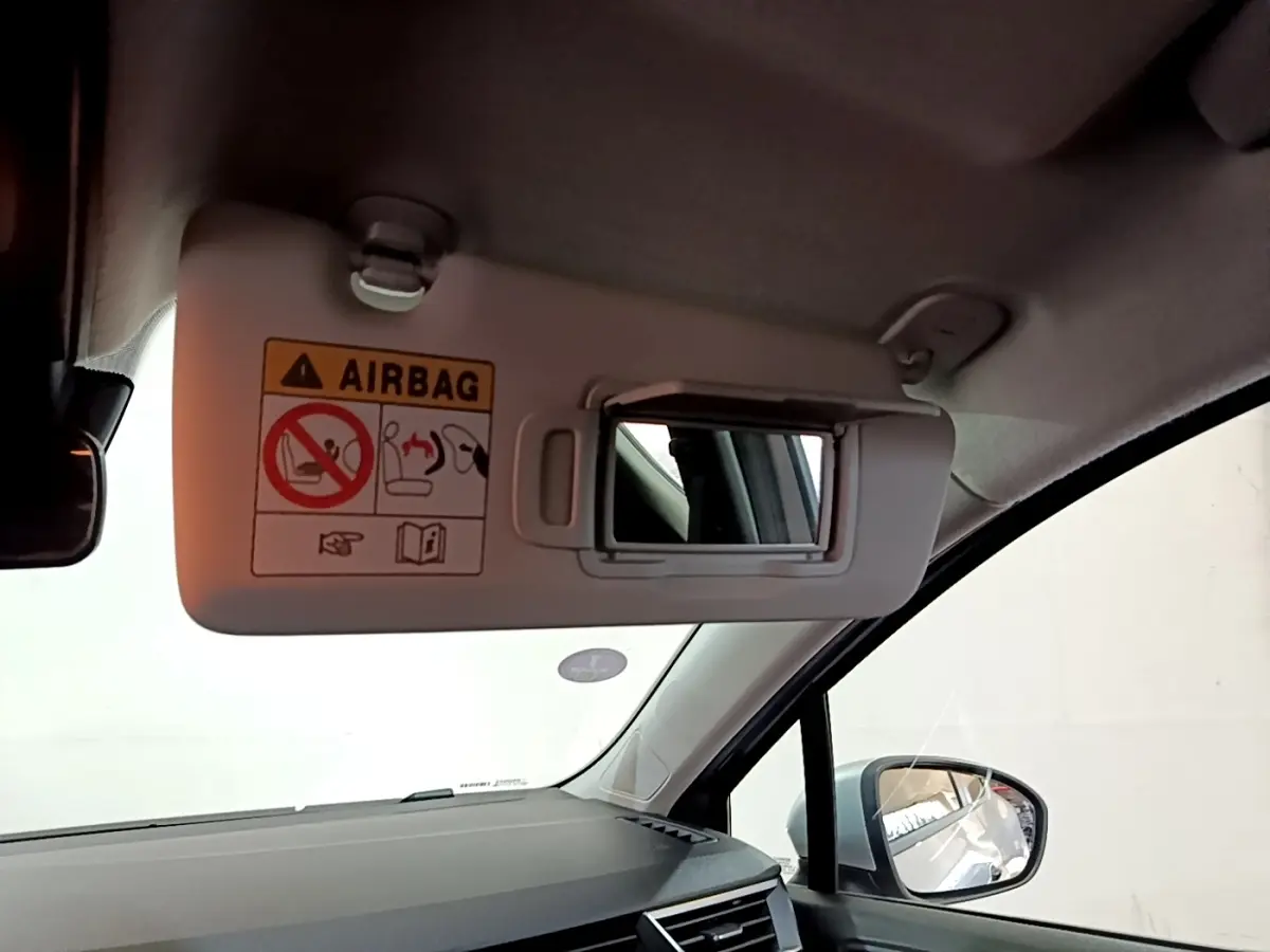 Intérieur Renault Clio Business E-TECH 140 2022, vue sur pare-soleil conducteur avec miroir et rétroviseur gris foncé visible.