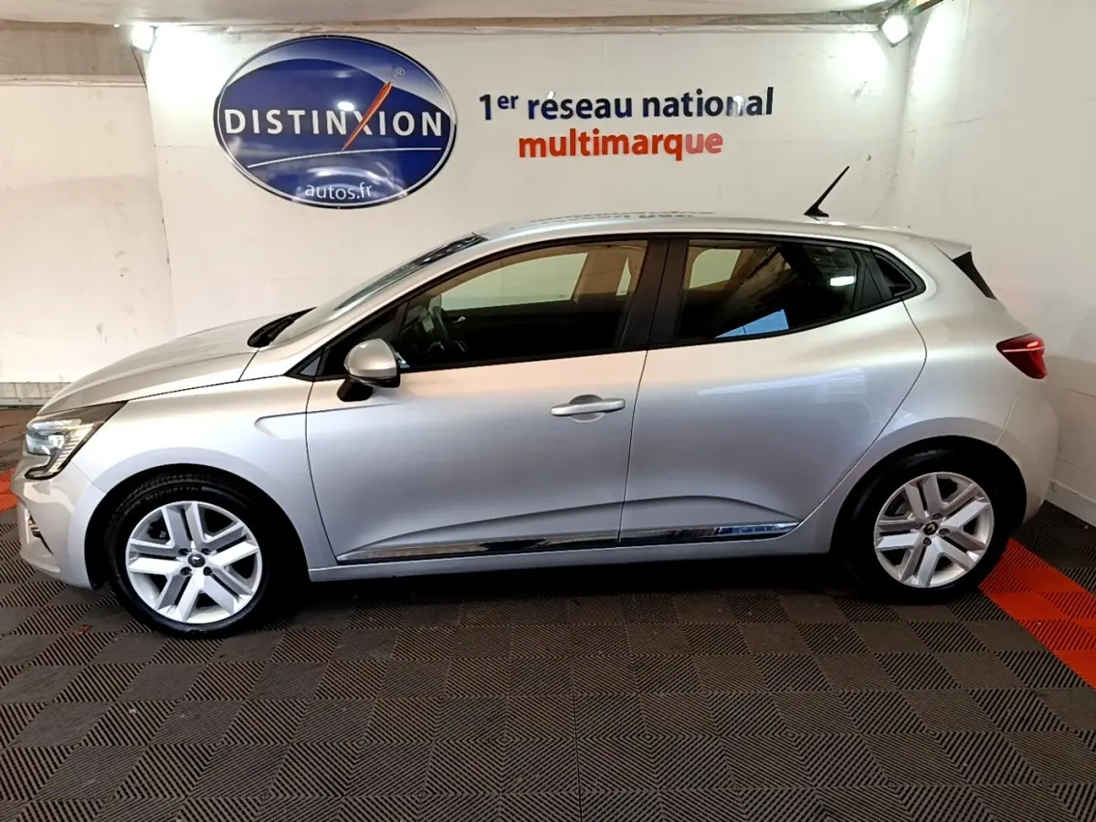 Profil droit de la Renault Clio Business E-TECH 140 gris foncé 2022, avec jantes alliage et vitres teintées.