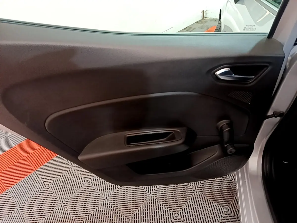 Vue intérieure de la porte arrière droite noire d'une Renault Clio Business E-TECH 140 gris foncé 2022.