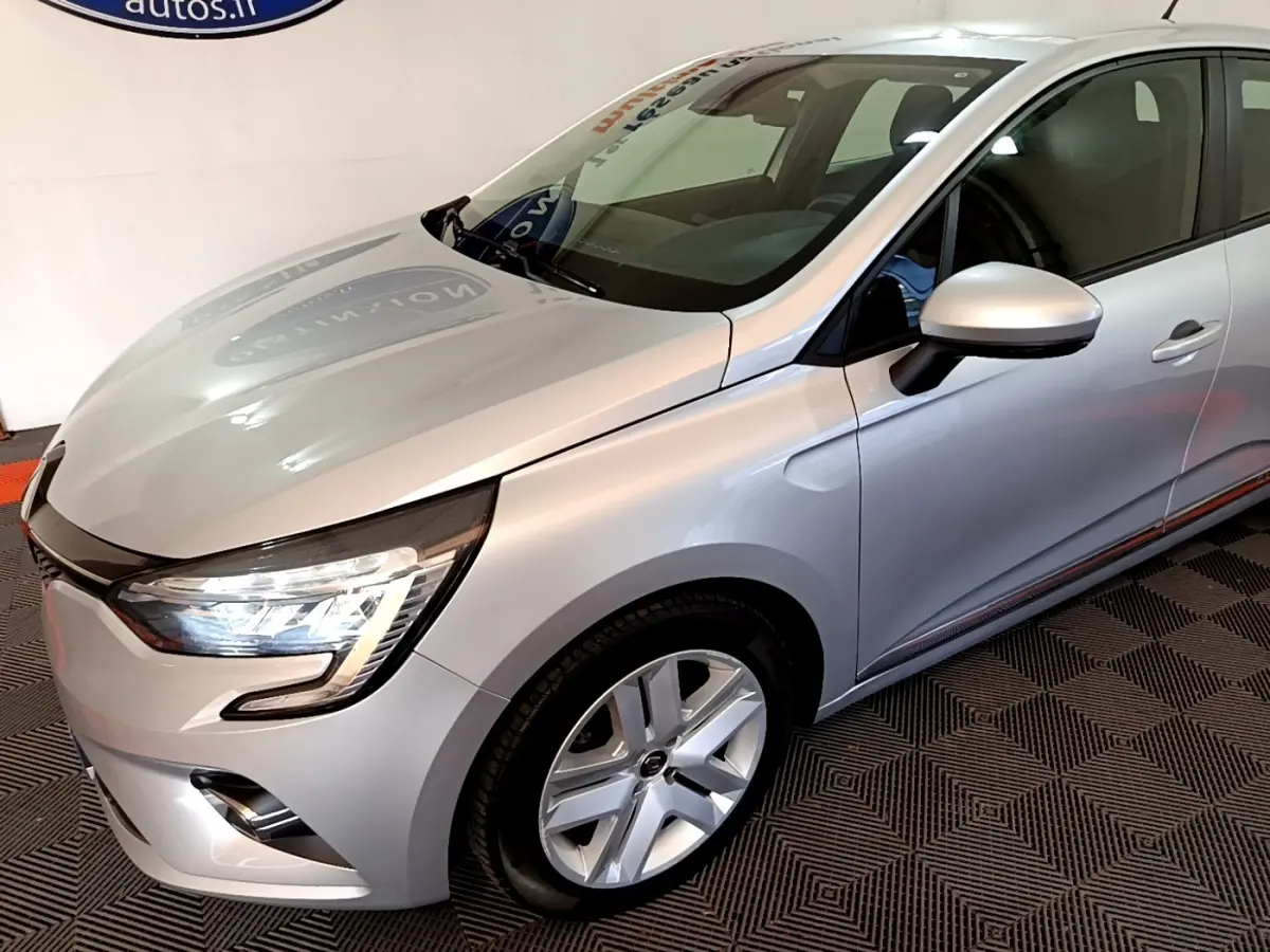 Vue 3/4 avant droit d'une Renault Clio Business E-TECH 140 gris clair avec feux LED et jantes alliage.