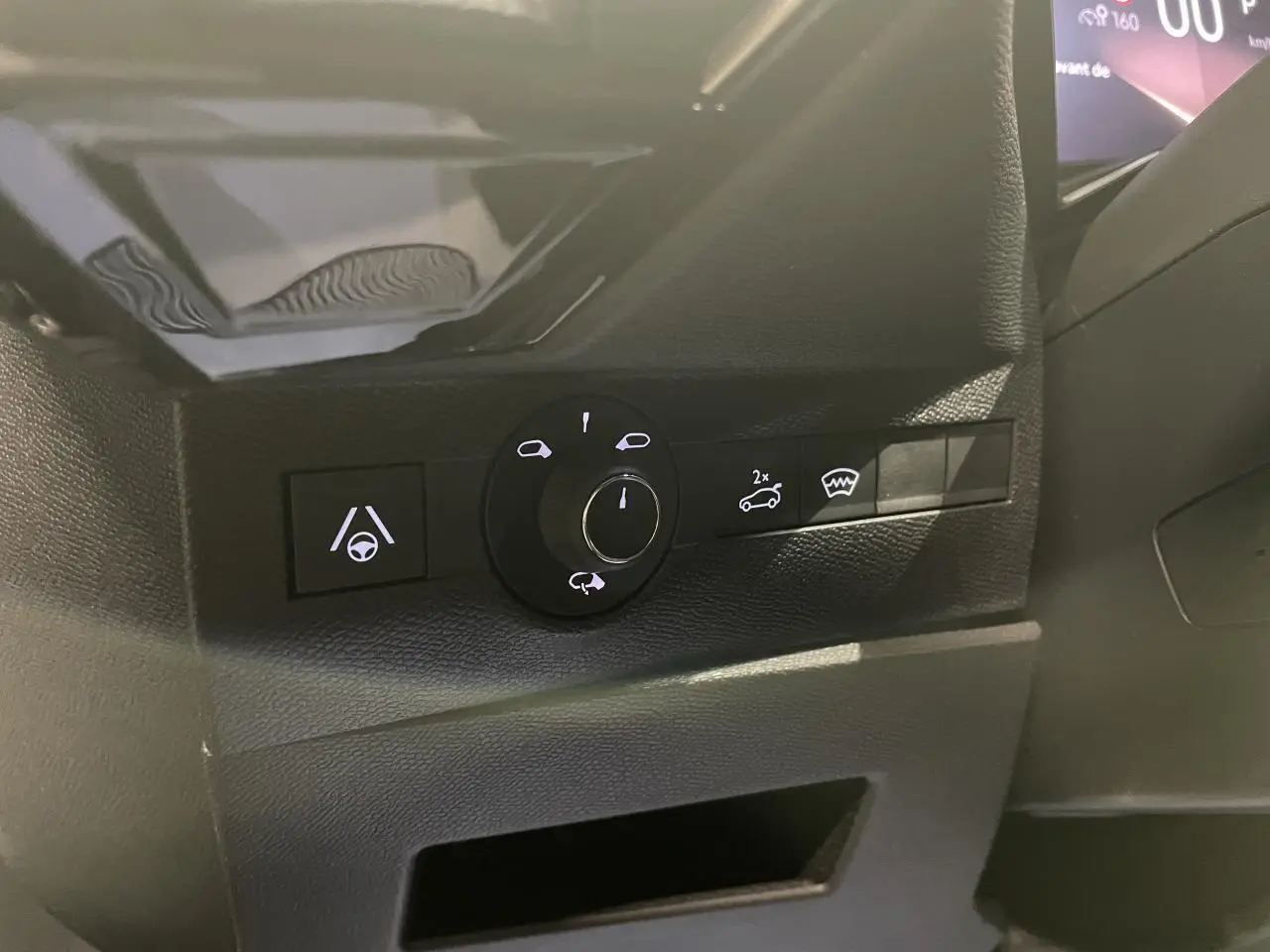 Détail des commandes noires sur la console gauche du tableau de bord du DS7 Crossback noir métallisé 2026.
