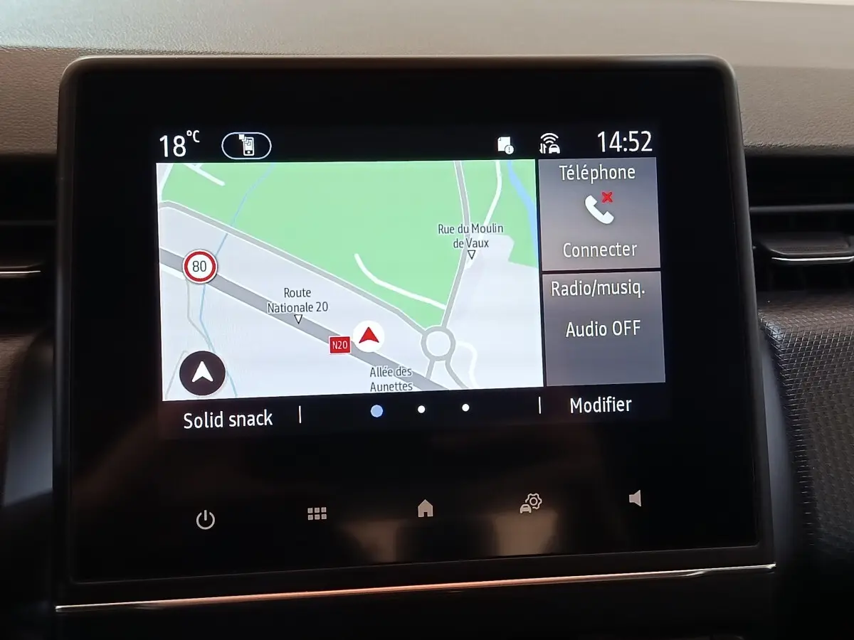 Écran tactile central du tableau de bord de la Renault Clio Business 2021 affichant la navigation et les options multimédia.