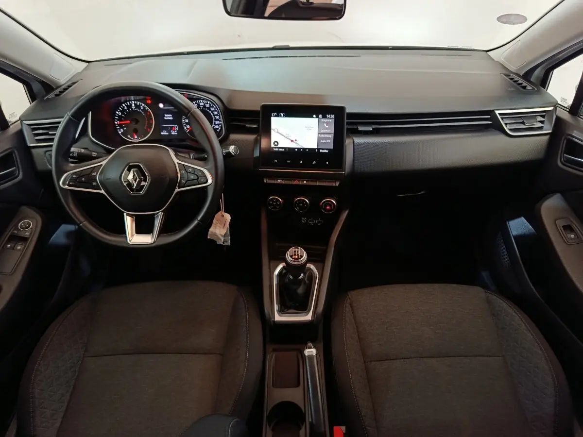 Vue intérieure frontale de la Renault Clio Business 2021, volant cuir multifonctions et écran tactile central allumé.