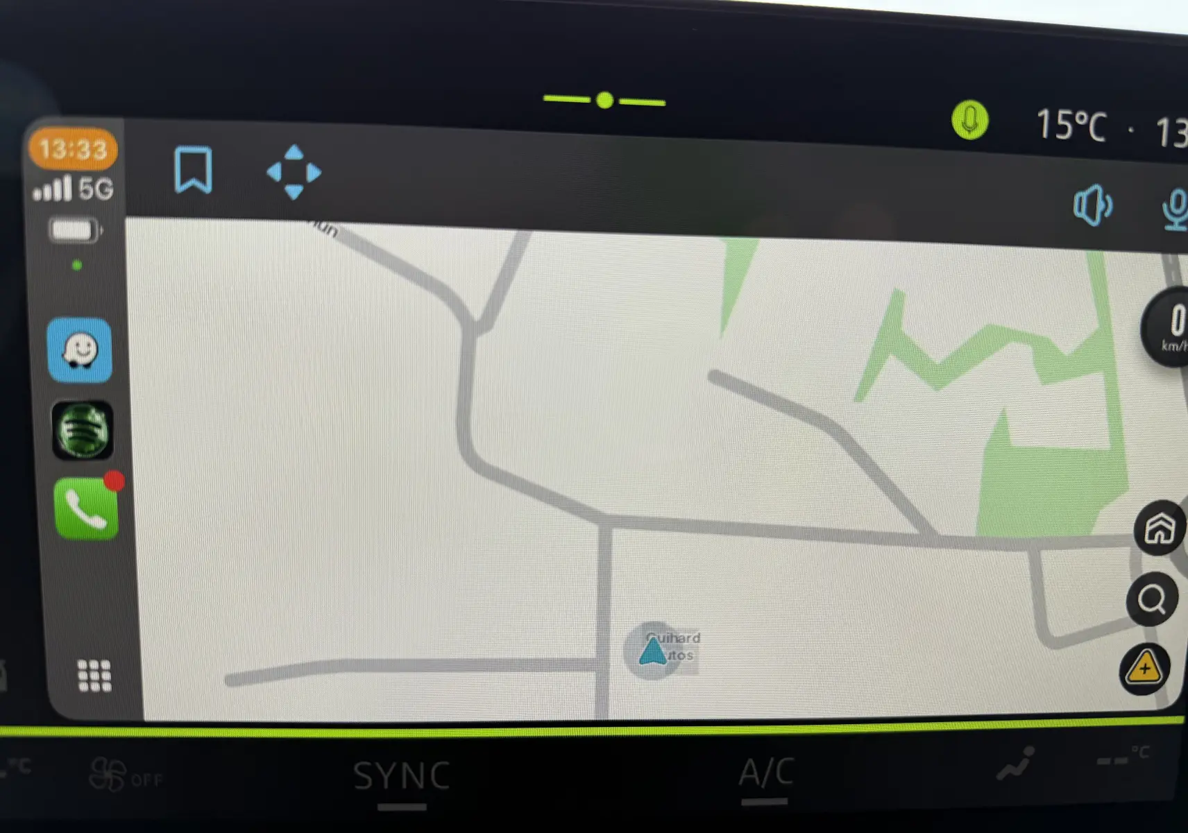 Écran tactile intérieur montrant la navigation GPS du Dacia Bigster 2026, interface moderne avec icônes colorées.