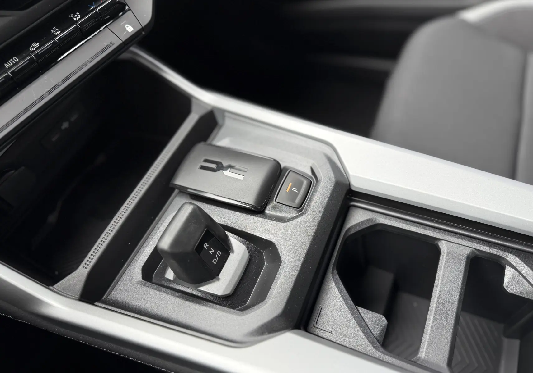 Gros plan sur la console centrale intérieure du Dacia Bigster 2026, avec levier de vitesses automatique et finition gris clair.