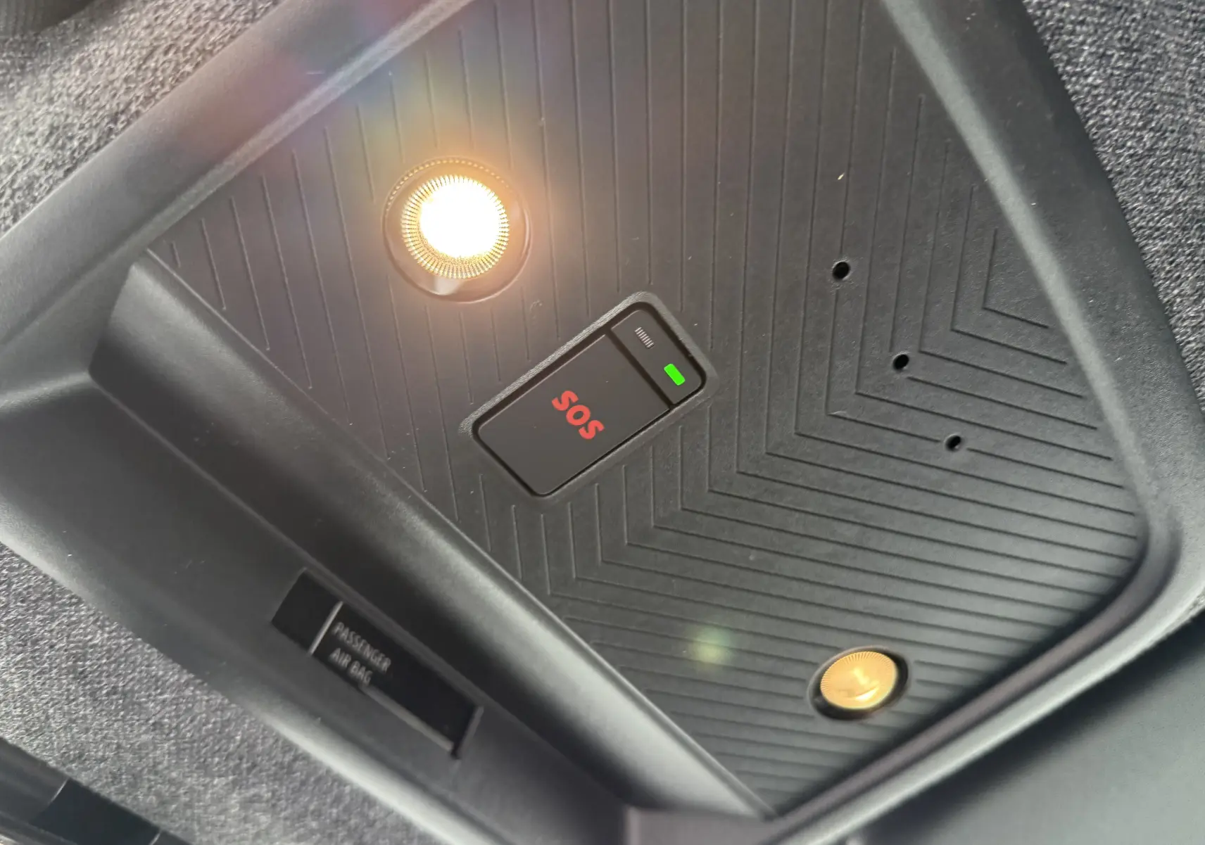 Plafonnier intérieur avec bouton SOS et éclairage, détail du toit d’un Dacia Bigster 2026 gris schiste métal.