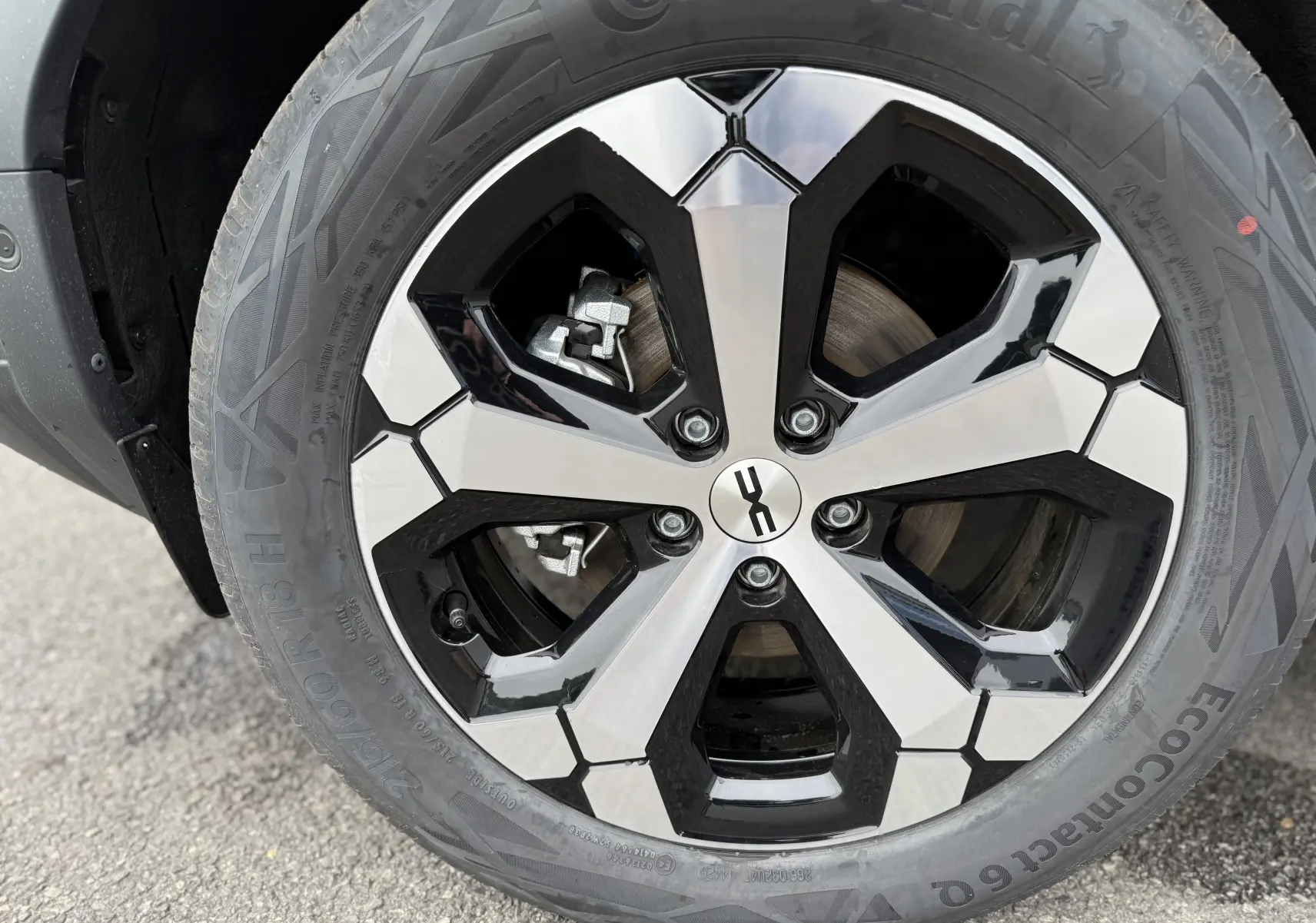 Gros plan sur la jante bicolore noire et argent du Dacia Bigster 2026, avec pneu Continental visible.