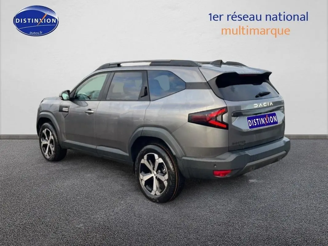 SUV Dacia Bigster gris schiste métal vu en 3/4 arrière droit, avec jantes alliage et feux arrière LED distinctifs.