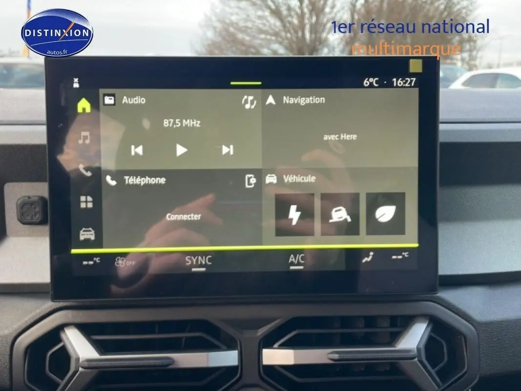 Écran tactile central du tableau de bord du Dacia Bigster 2026, affichant les menus audio, navigation et véhicule.