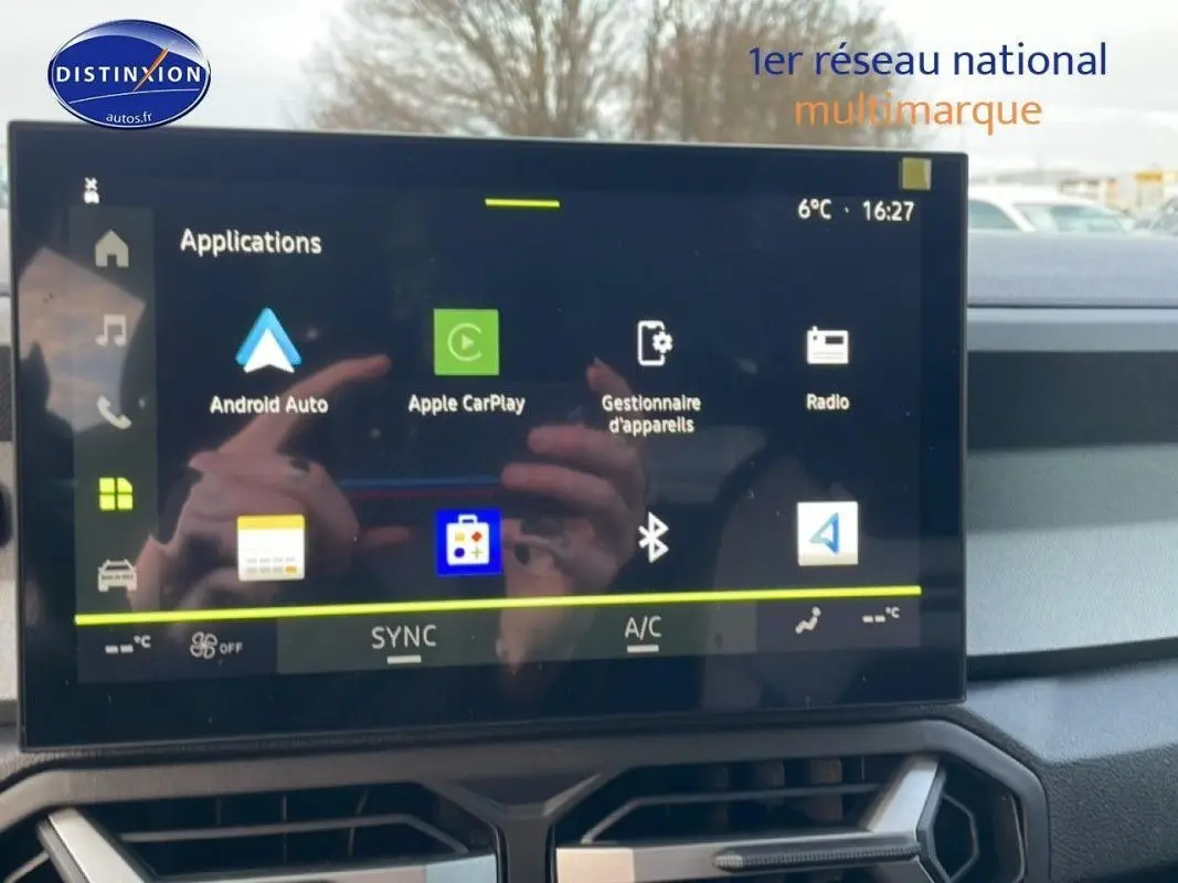Vue intérieure centrée sur l'écran tactile multimédia du Dacia Bigster 2026, affichant les applications connectées.