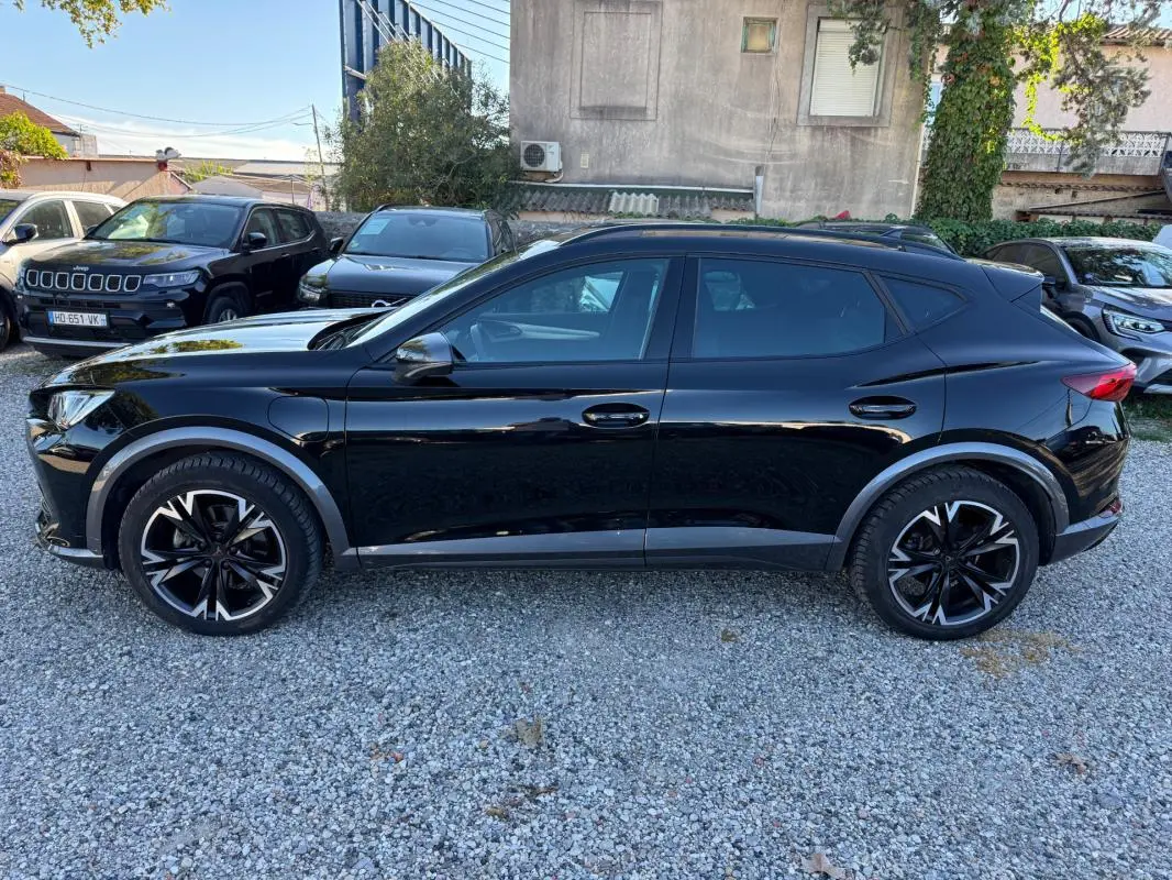 Profil côté gauche du CUPRA Formentor noir 2024, version hybride avec jantes noires et détails chromés.