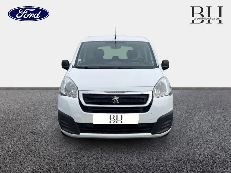 Vue de face d'un Peugeot Partner Tepee blanc Banquise avec calandre noire et logo lion central visible.