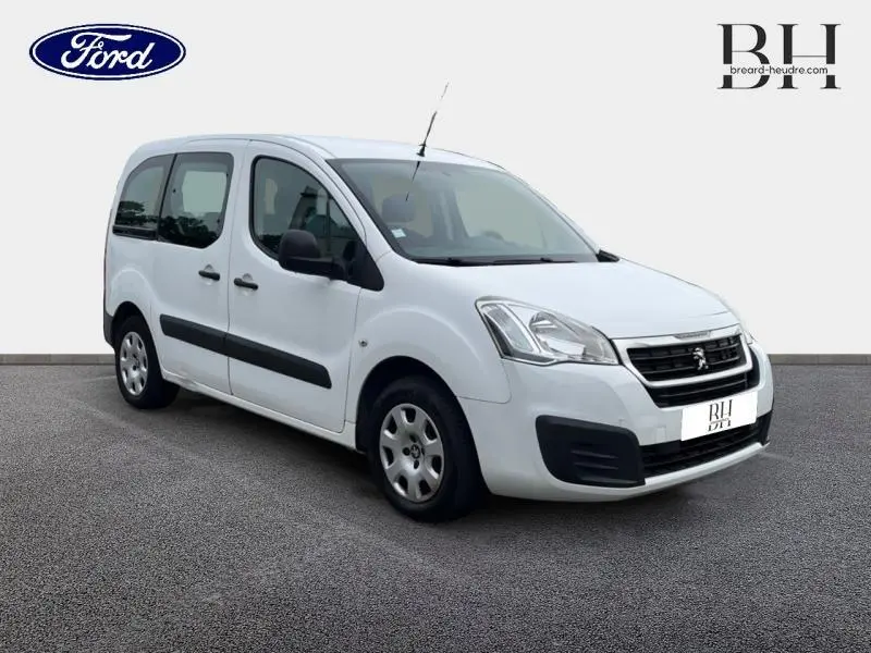 Peugeot Partner Tepee blanc Banquise vu en 3/4 avant droit avec portes latérales coulissantes et enjoliveurs acier.