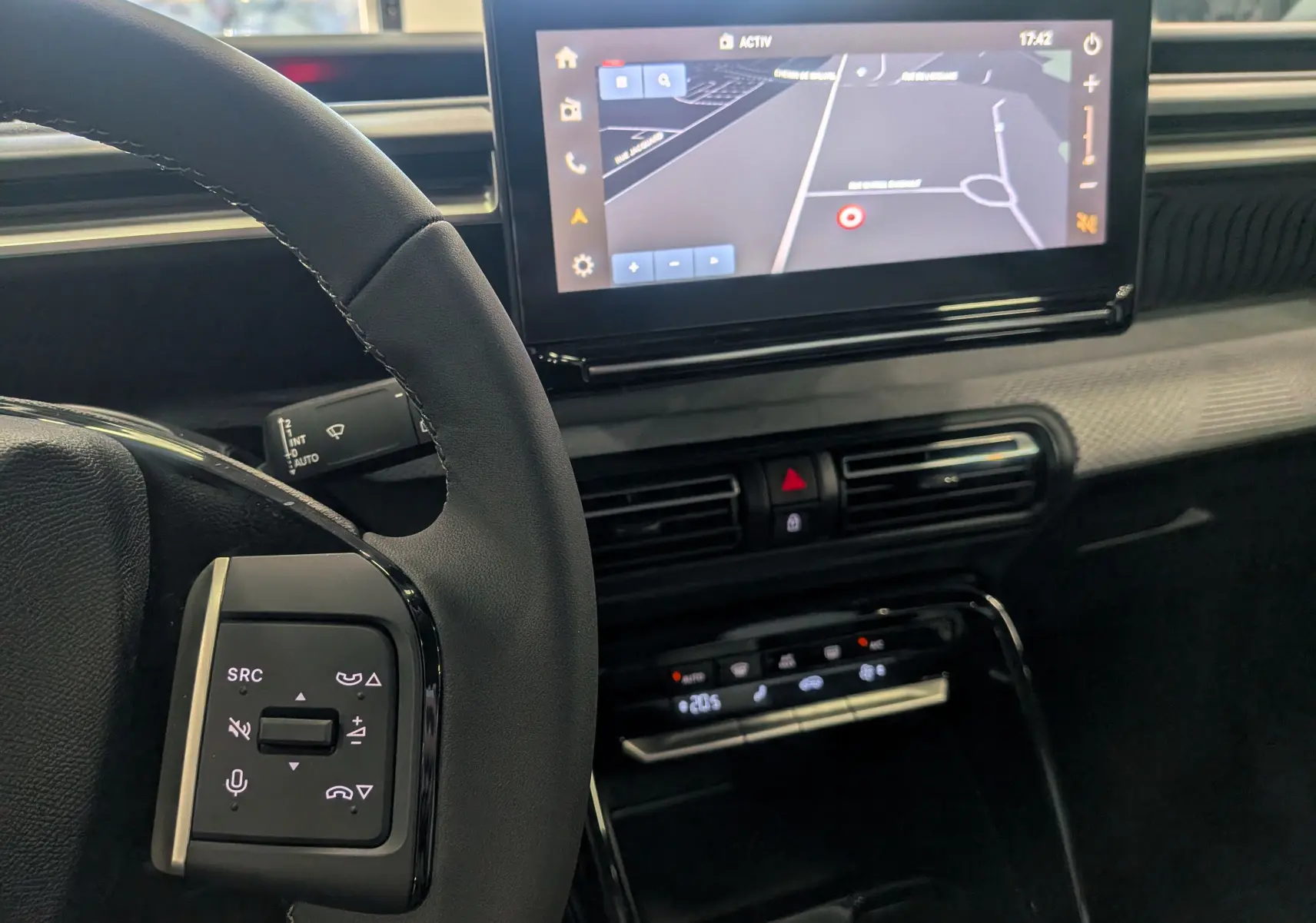 Vue rapprochée du tableau de bord et volant du Citroën C3 Aircross 2025 avec écran tactile et commandes au volant.