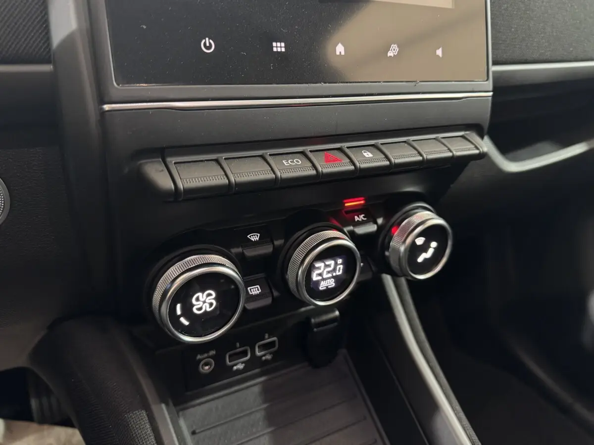 Gros plan sur la console centrale intérieure de la Renault ZOE Business 2020, avec commandes climatisation digitales et boutons fonctionnels.