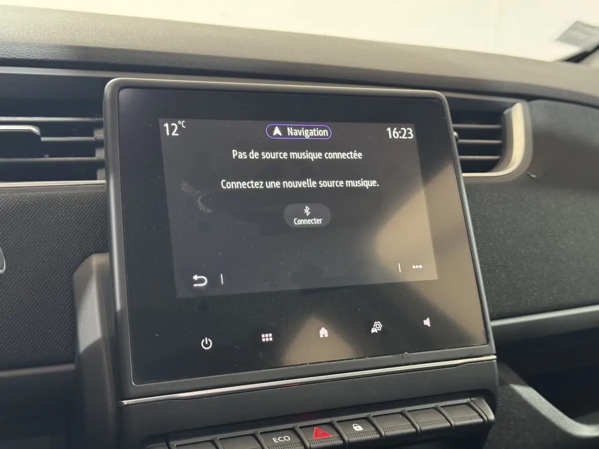 Écran tactile central de la Renault ZOE blanche 2020 affichant un message de connexion musicale, vue intérieure.