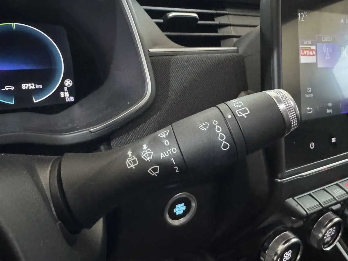 Gros plan intérieur sur la commande d'essuie-glace et le tableau de bord numérique de la Renault ZOE Business Rev R110 blanc 2020.