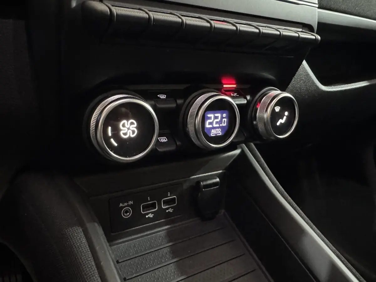 Détail des commandes de climatisation avec affichage digital à 22°C dans une Renault ZOE Business blanche de 2020.