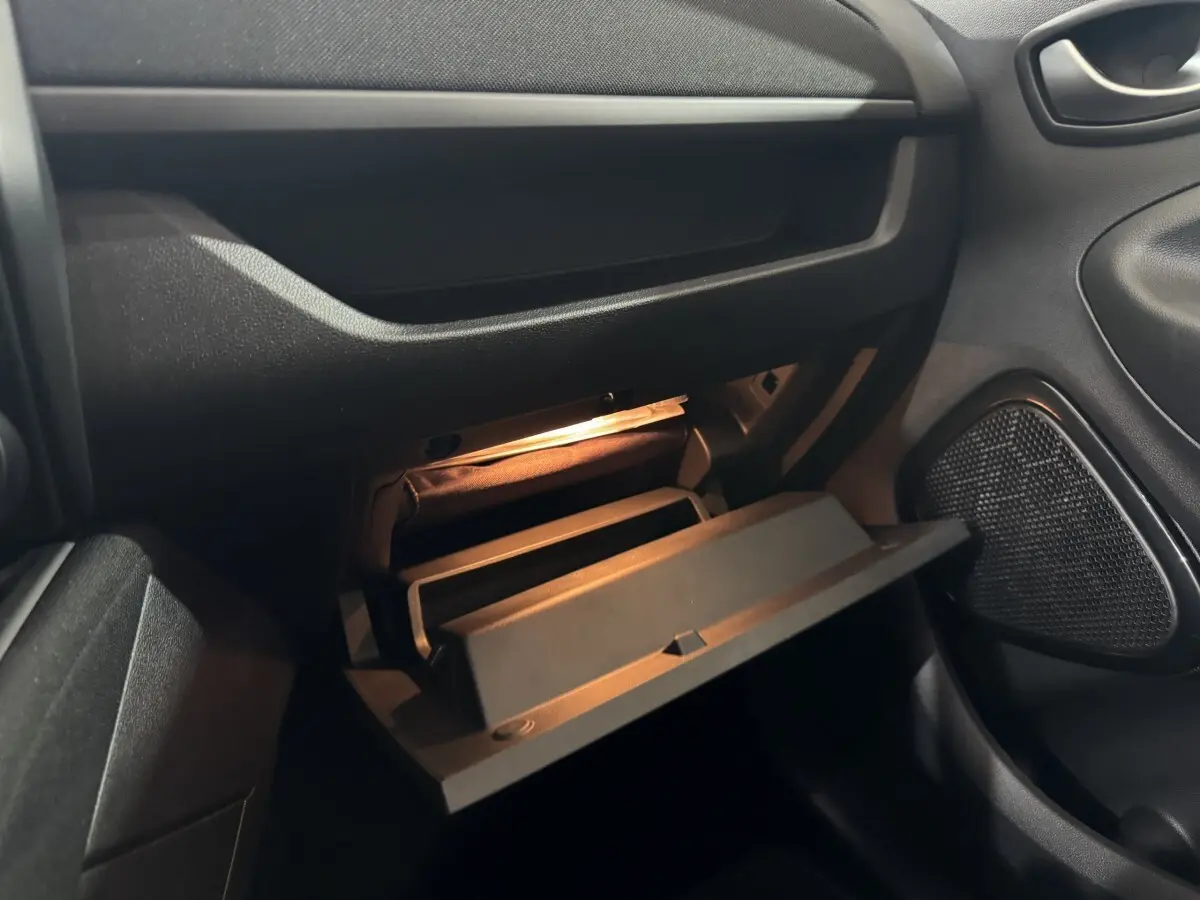 Intérieur de la Renault ZOE Business 2020, vue du côté passager avec boîte à gants ouverte et éclairage intérieur.