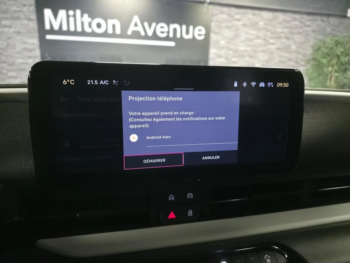Écran tactile central de la Fiat 600 1.2 Hybrid 2024 affichant la projection Android Auto, planche de bord noire.
