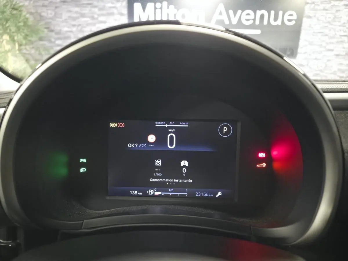 Affichage numérique du combiné d'instrumentation de la Fiat 600 Hybrid 2024, vue frontale centrée sur le tableau de bord.