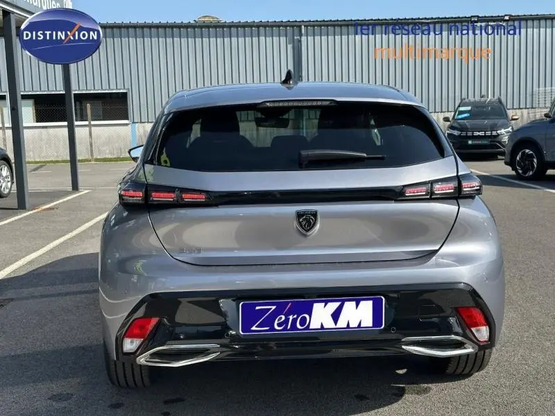 Vue arrière d'une Peugeot 308 2025 gris Artense avec feux LED et double sortie d'échappement chromée.
