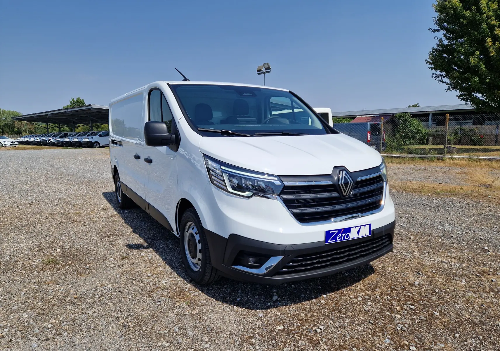 Vue avant d'un Renault Trafic Fourgon blanc 2026 avec calandre noire et logo Renault proéminent.