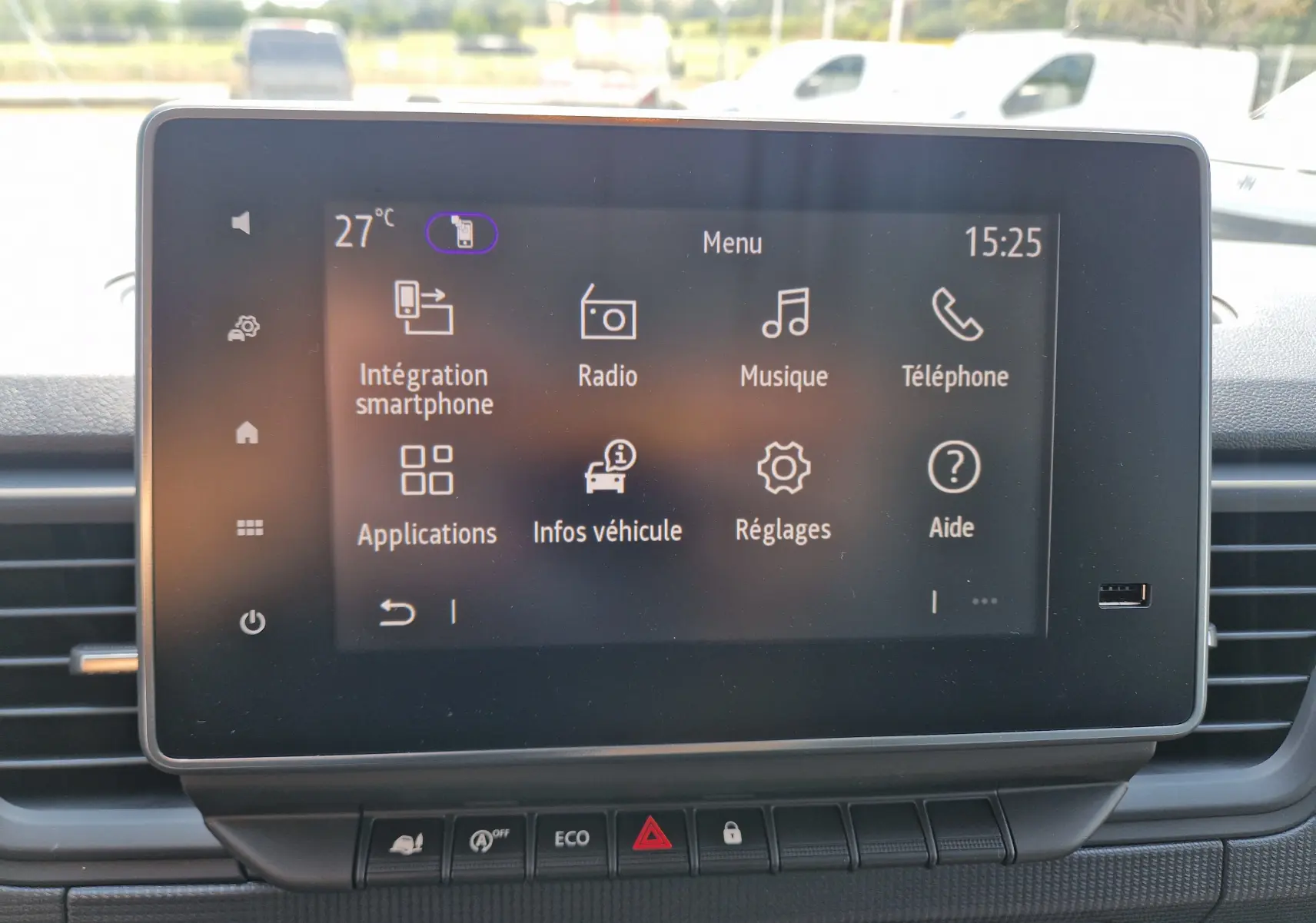 Écran tactile central 8 pouces du Renault Trafic Fourgon blanc 2026 affichant le menu multimédia.