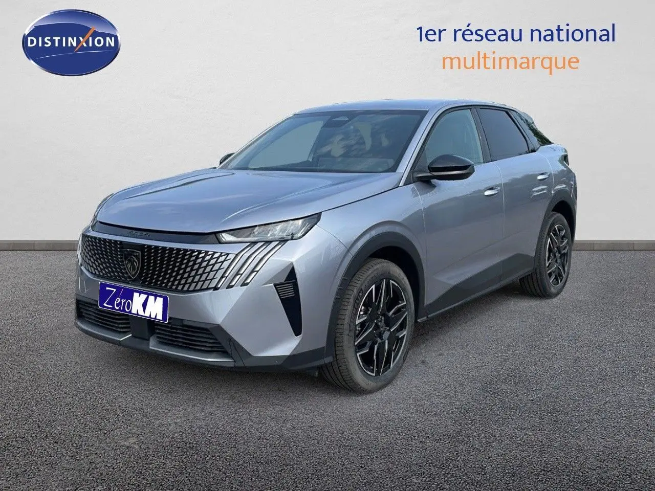 Peugeot 3008 Hybrid gris Artense métal en 3/4 avant droit, avec calandre distinctive et jantes noires bicolores.