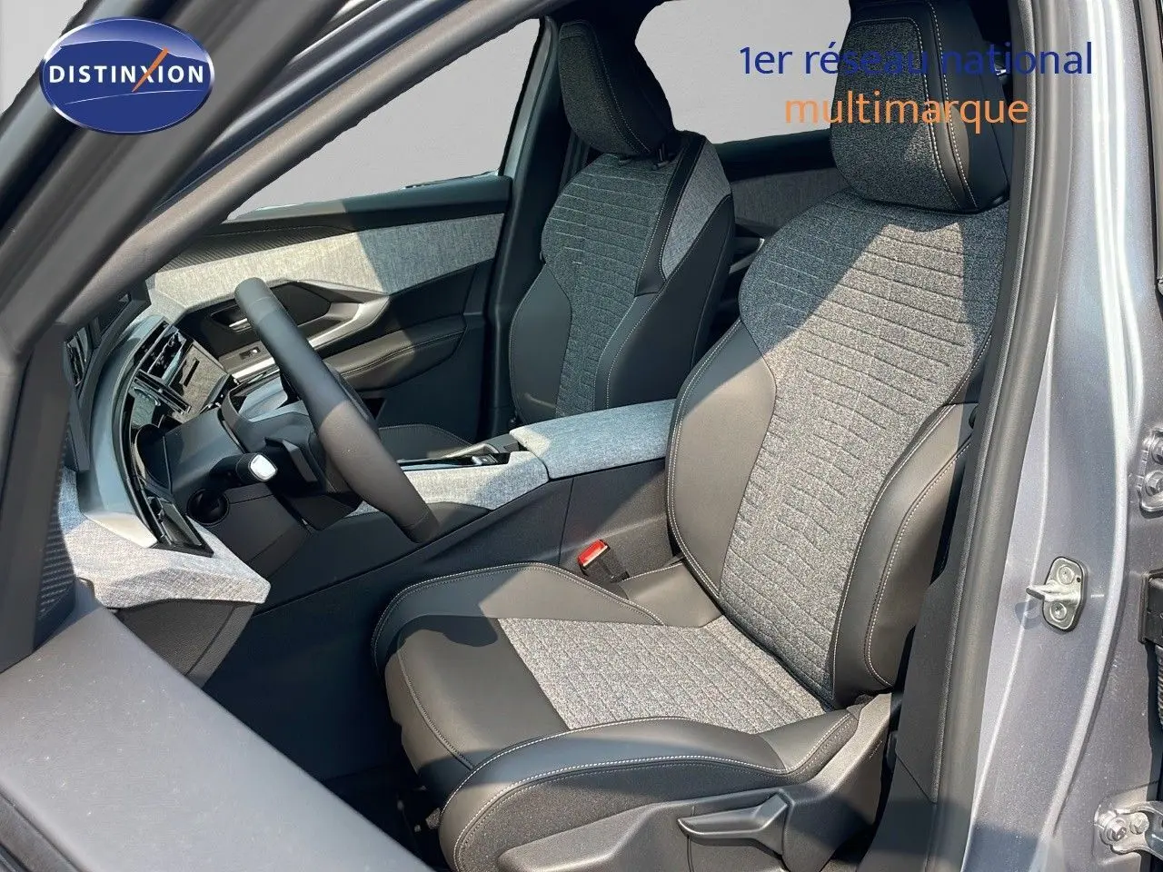 Intérieur avant droit du Peugeot 3008 Hybrid 2025 en gris Artense, sièges tissu et cuir noir avec surpiqûres contrastées.