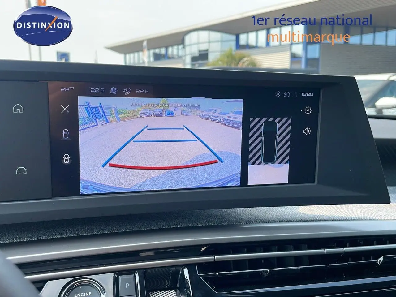 Écran central du Peugeot 3008 Hybrid 2025 montrant la caméra de recul avec guidage de trajectoire active.