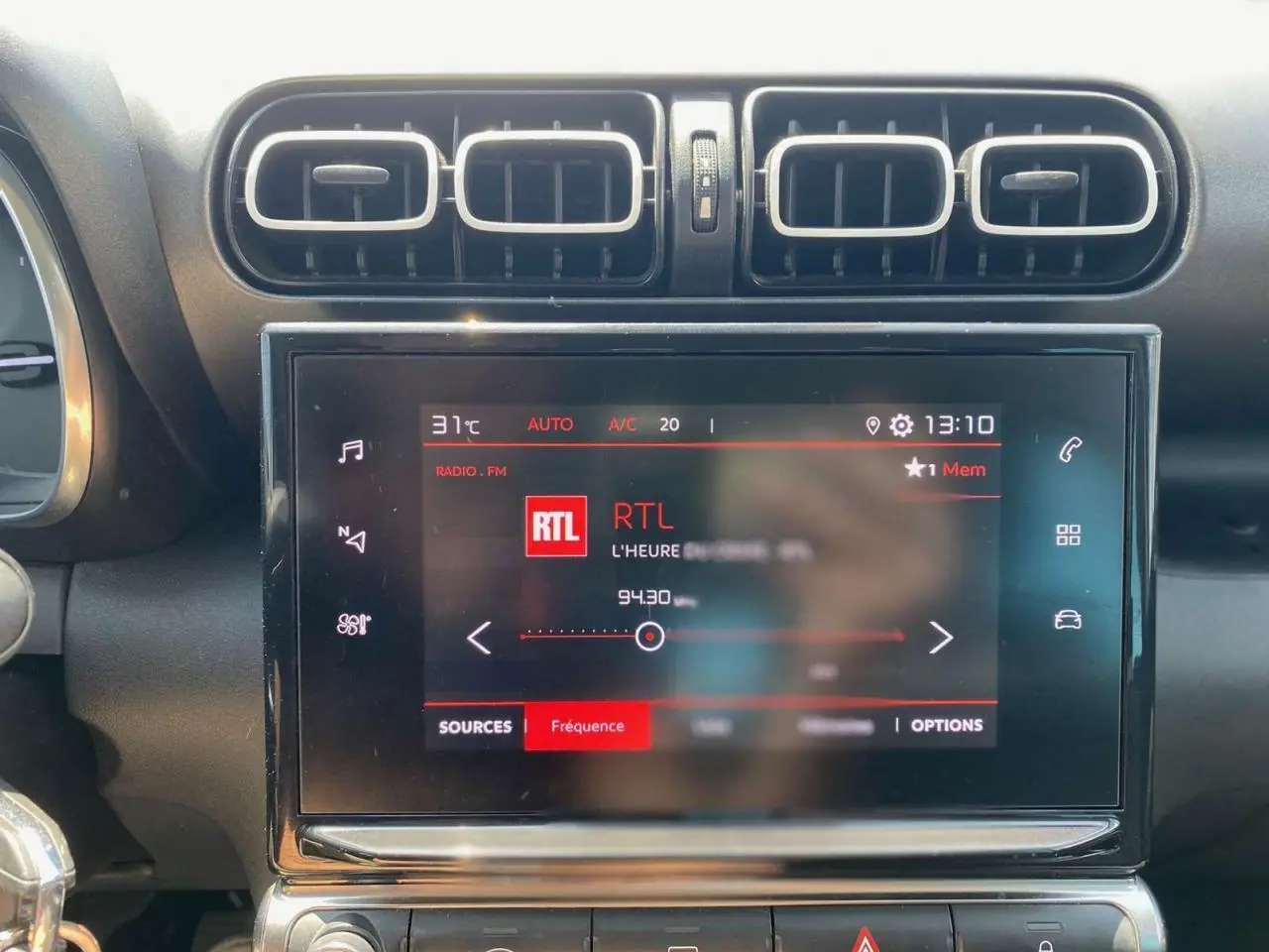 Tablette tactile 7 pouces affichant la radio RTL dans l'habitacle noir du Citroën C3 Aircross 2023.