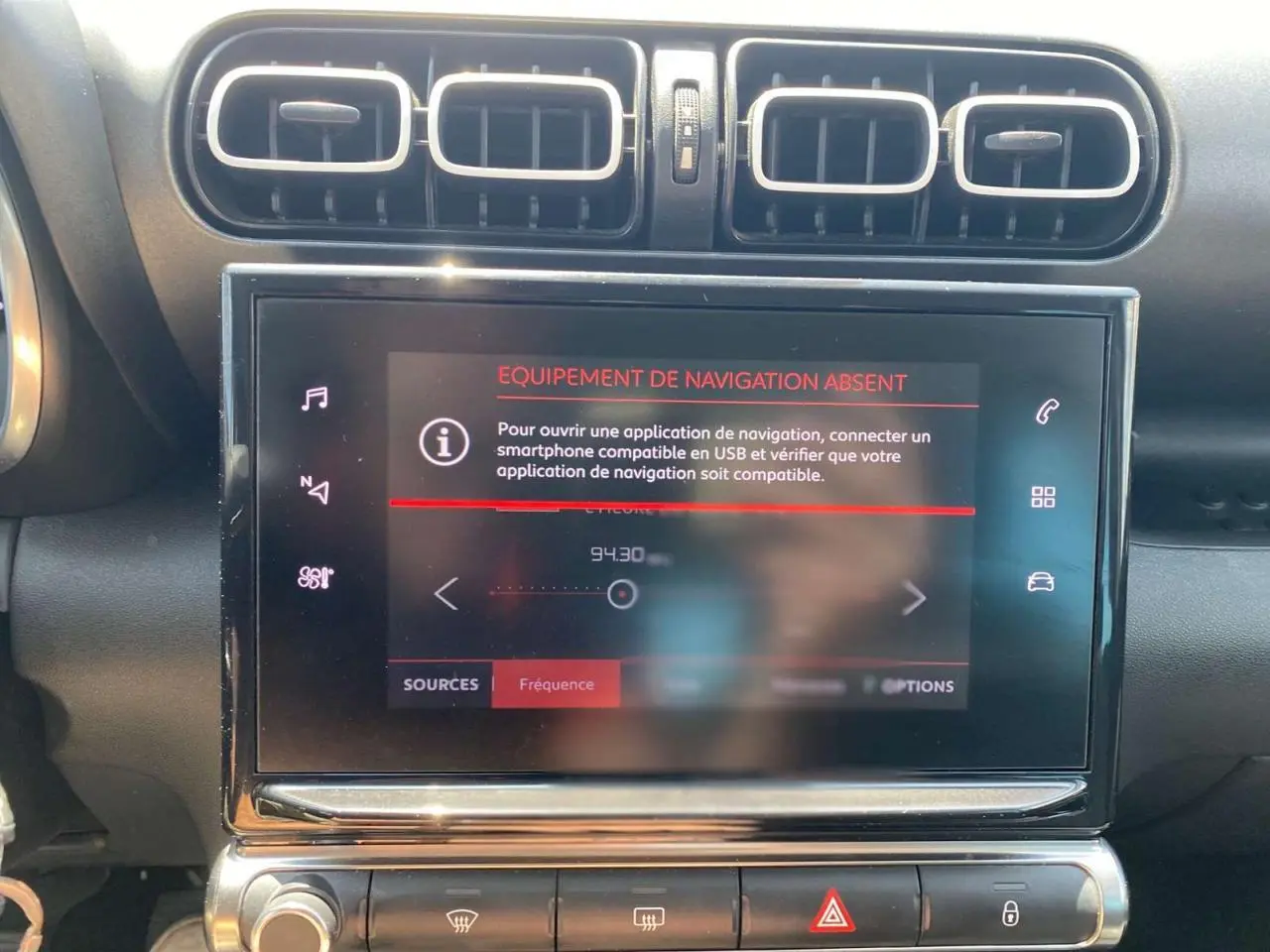 Écran tactile central du tableau de bord du Citroën C3 Aircross 2023 avec message d'absence de navigation.