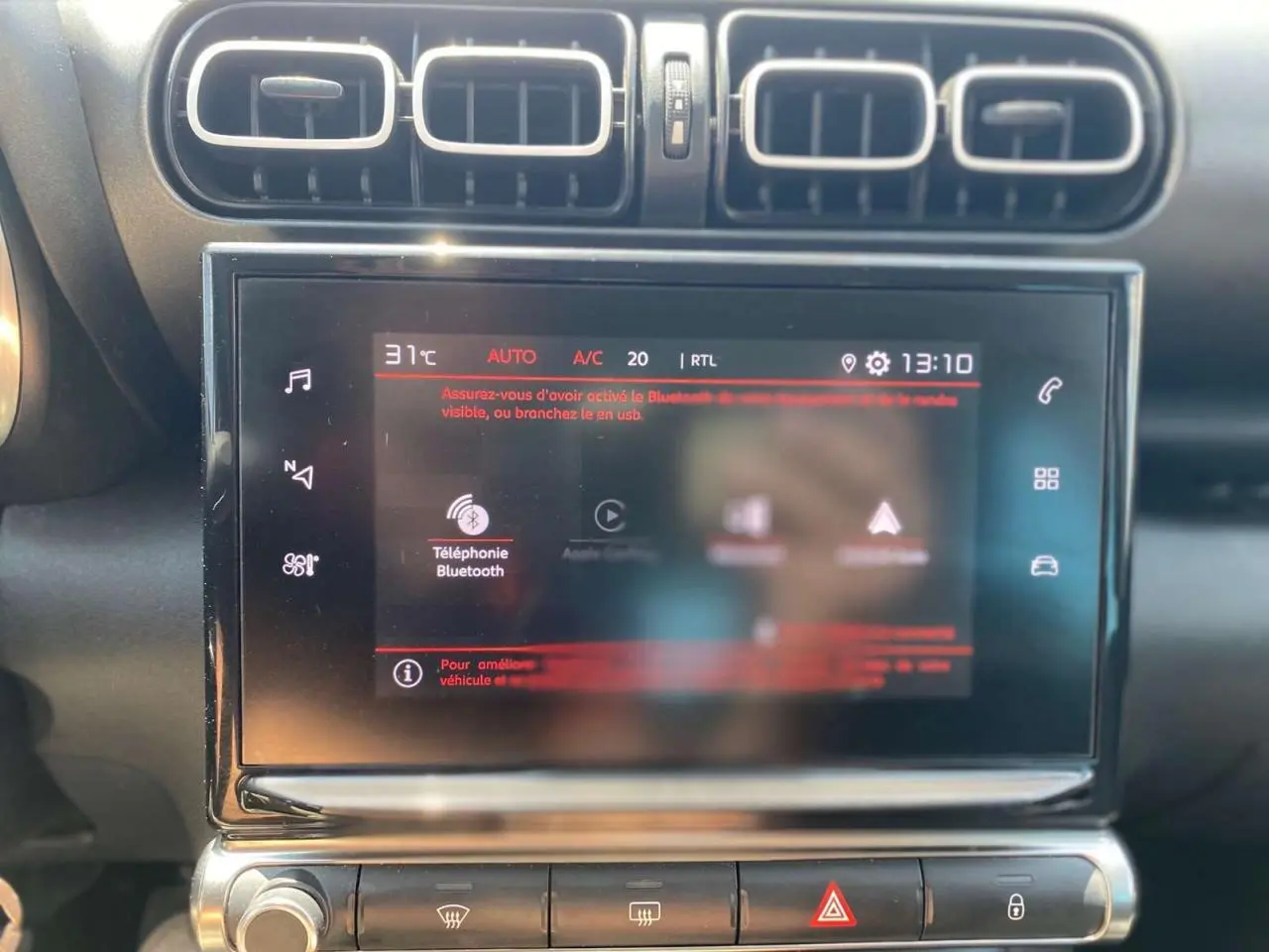 Écran tactile central du tableau de bord du Citroën C3 Aircross 2023, avec commandes climatisation et ventilation visibles.