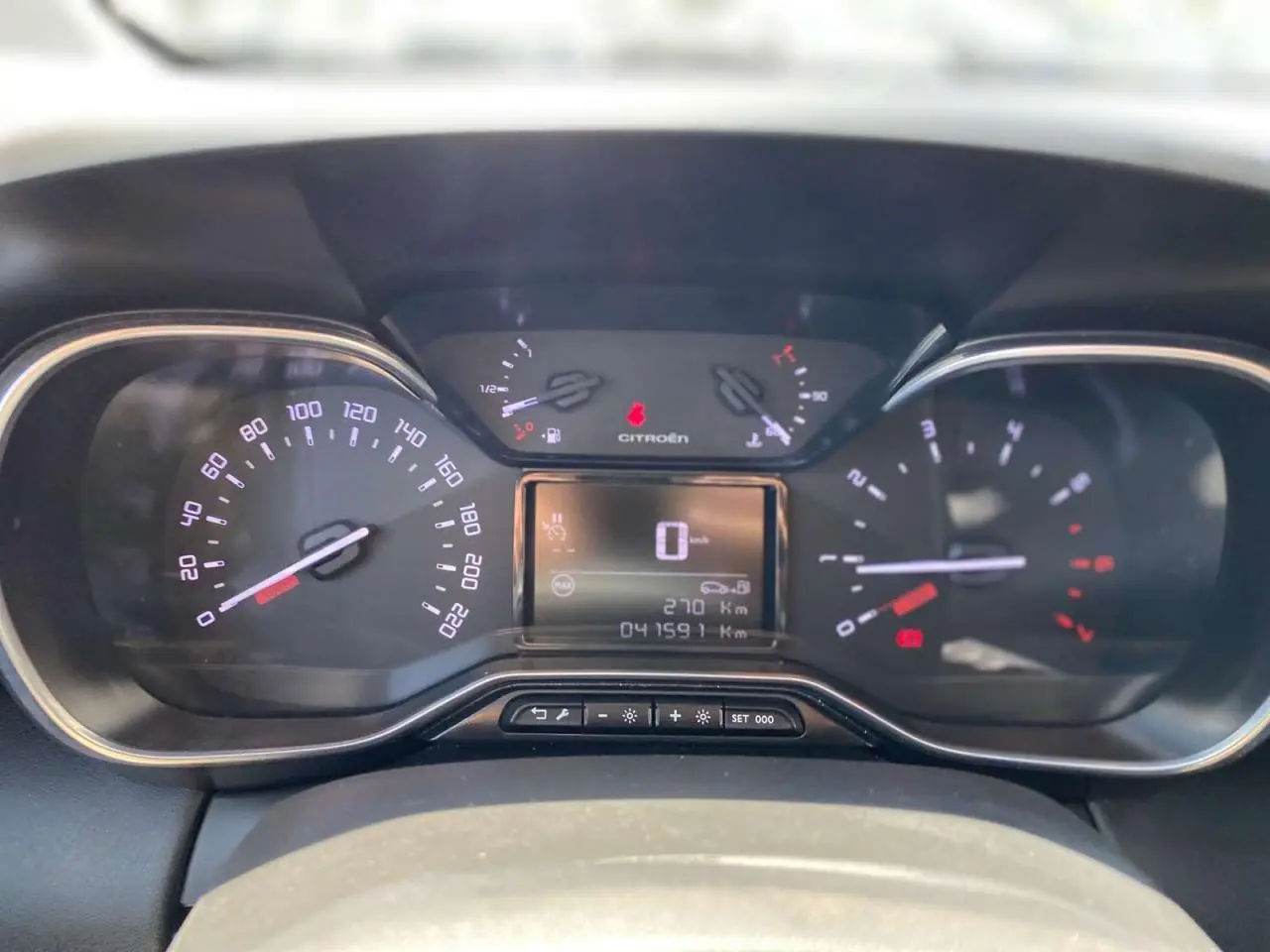 Tableau de bord de Citroën C3 Aircross 2023 montrant compteur de vitesse, compte-tours et écran digital au centre.