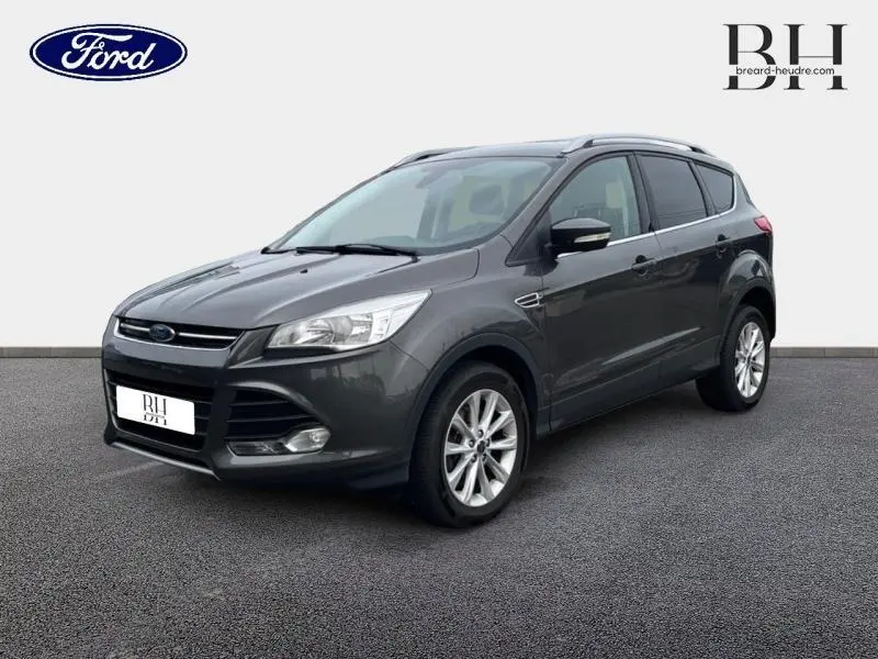 Ford Kuga gris Magnetic en 3/4 avant droit, mettant en valeur ses jantes alu et son design dynamique.