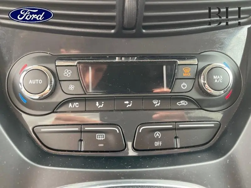 Gros plan sur la commande de climatisation automatique bi-zone du Ford Kuga gris Magnetic 2015.