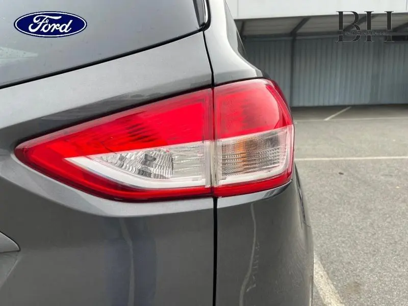 Gros plan sur le feu arrière droit du Ford Kuga gris Magnetic, soulignant la finition Titanium de 2015.